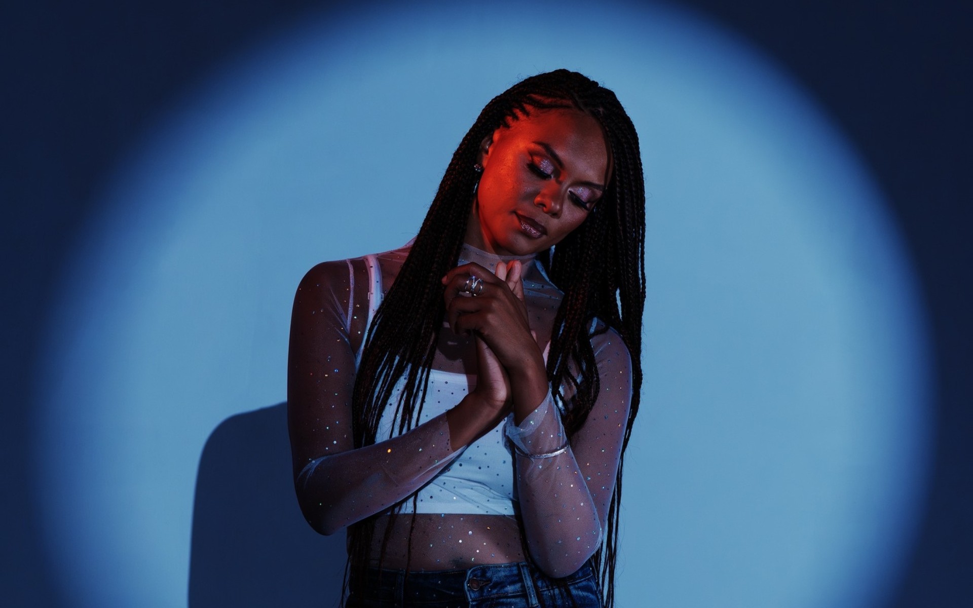 Anna Winkin chantant sur scène devant un public enjoué.