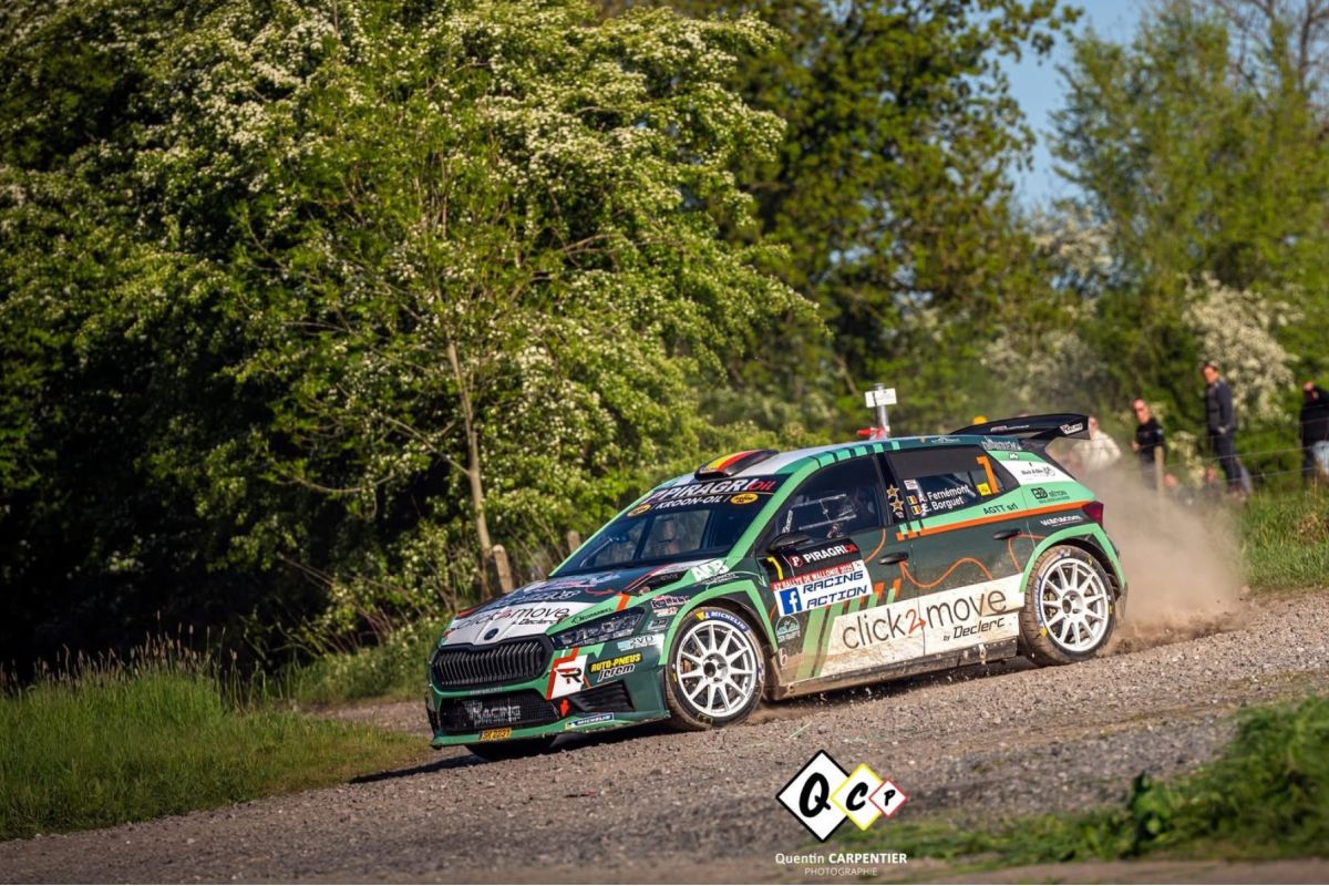 Adrien Fernémont dans sa voiture de rallye sponsorisée par Click2move de Declerc