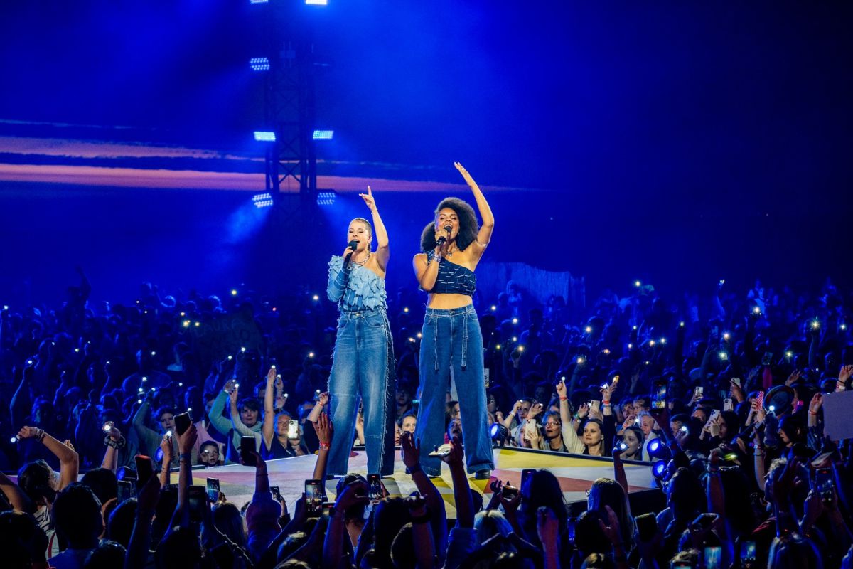 Anna Winkin chantant sur scène devant un public enjoué.