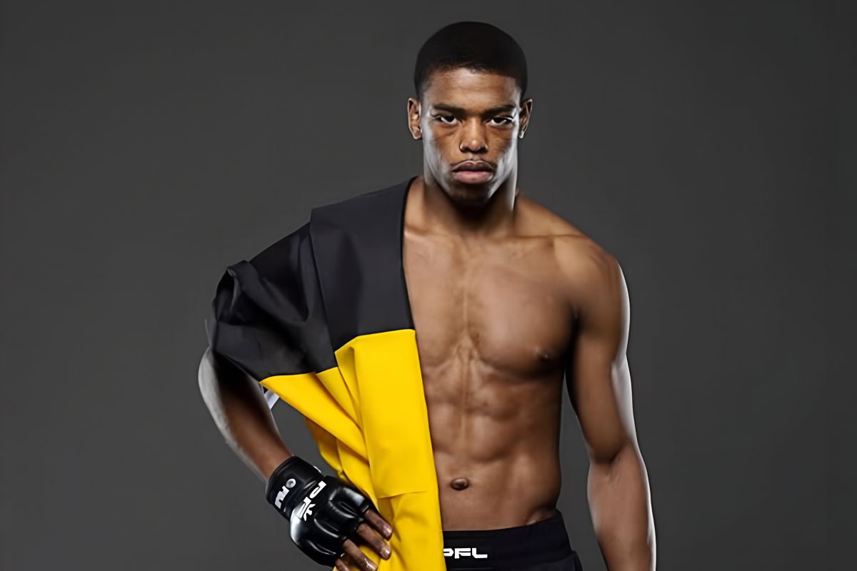 Patrick Habirora en tenue de MMA avec le drapeau belge sur l'épaule.